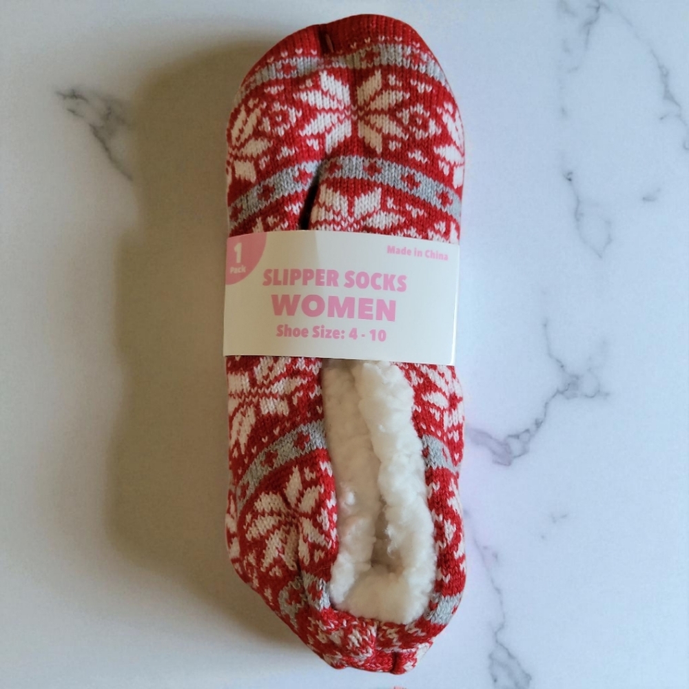 NWT Women White Fleece Lined Non Slip Slipper Socks Christmas Red Shoe Sz 4-10